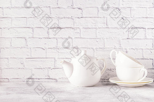 两杯茶和一个茶壶，用来喝早茶。空间。