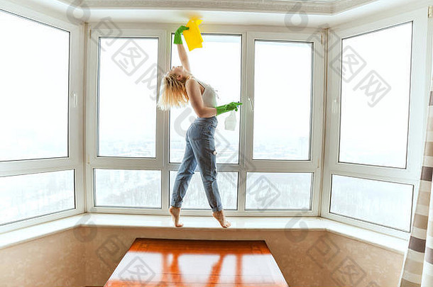 女舞蹈家搬走了一间公寓，她洗了窗户。