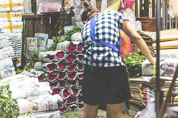 泰国曼谷西隆路附近的市场上，一名当地妇女在出售泰国玫瑰