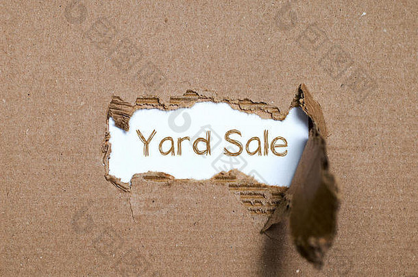 “庭院销售”这个词出现在撕破的纸后面。