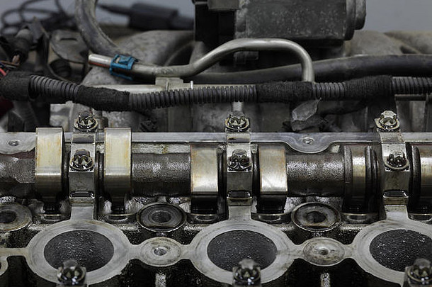 汽车发动机缸盖双凸轮轴系统零件的特写
