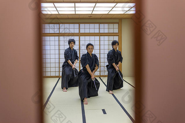 日本武术运动员在dojo-Samaurai训<strong>练剑</strong>道-在健身房<strong>练</strong>习