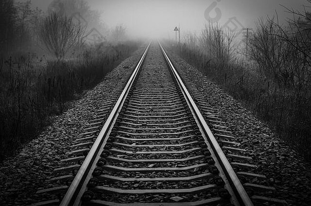 晨雾中铁路轨道消失的透视图——单像
