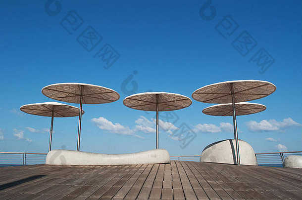 以色列特拉维夫：特拉维夫海滨长廊上的沙滩雨伞