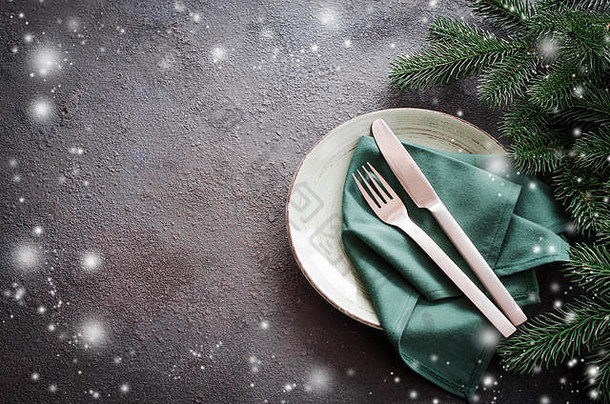 圣诞装饰的圣诞餐桌。以乡村风格的栅栏为圣诞背景。为圣诞节或新年晚餐准备的冬季餐桌。