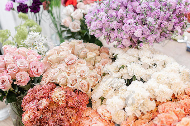 花卉地毯，花卉纹理，<strong>店铺</strong>概念。美丽的鲜花玫瑰，喷雾玫瑰，丁香花和康乃馨。粉彩之花