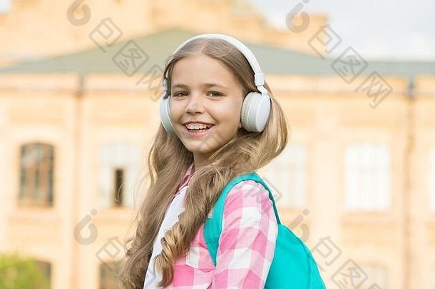 轻松倾听和做梦。快乐的女孩喜欢听音乐。小孩子练习听力技能。听力课。远程学习。远程<strong>培训</strong>。学校和教育。现代生活。