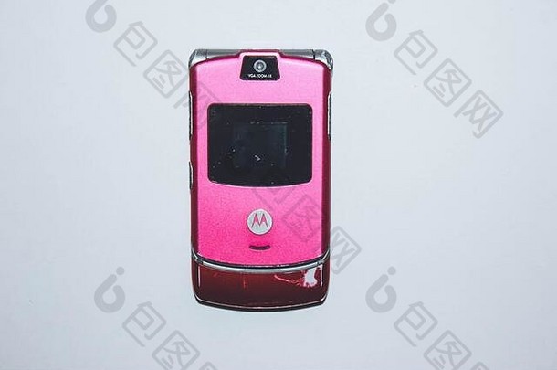 一款白色背景、孤立的<strong>手机</strong>，摩托罗拉RAZR V3年度粉色‎2004年，摩托罗拉公司是一家美国电信公司
