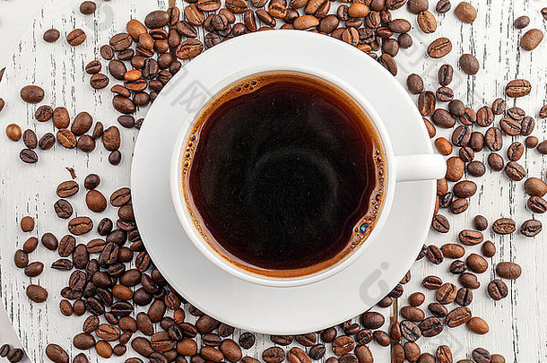 白色背景上的咖啡杯和咖啡豆。