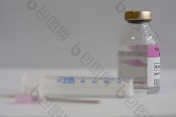 瓶抗生素注射器针注射药物治疗病人肺炎引起的冠状病毒科维德