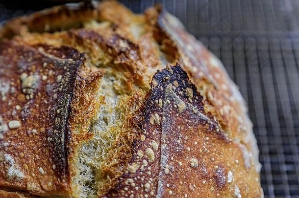 关闭新鲜烤面包手工小麦黑暗黑麦乡村酵母面包冷却架烤首页照片系列