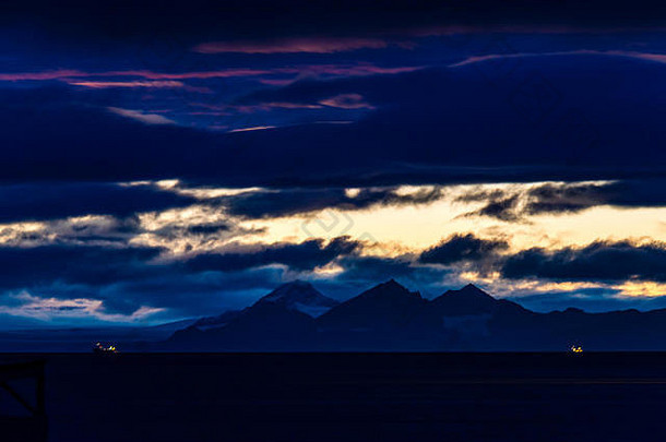 北极水域中的船只，背景中的日落，伊斯峡湾，斯瓦尔巴特，挪威