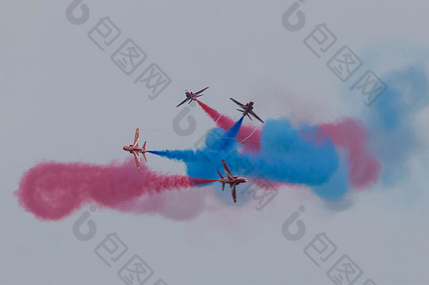 英国皇家空军的红箭在75<strong>周年庆</strong>典期间飞过朴茨茅斯上空，伴随着红白蓝烟