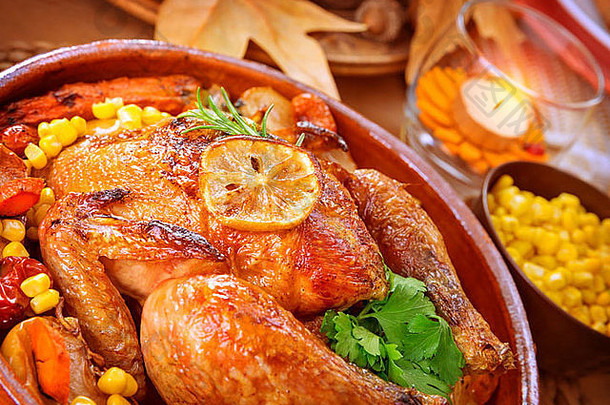 特写镜头：美味的烤鸡和桌上的蔬菜，感恩节的传统食物，秋天的节日概念