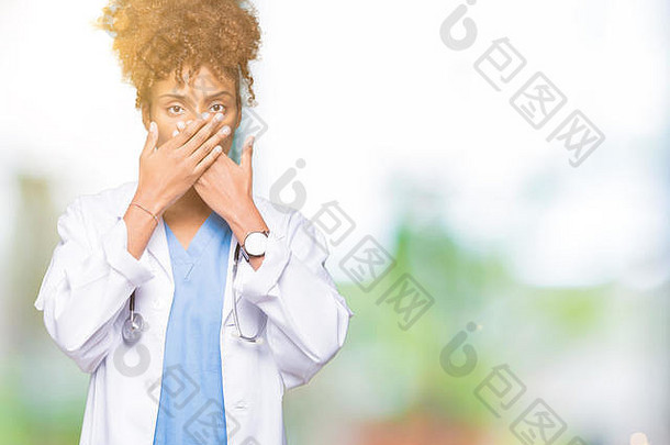 一位年轻的非裔美国女医生在隔离的背景下震惊地用手捂住嘴，因为她犯了错误。秘密概念。