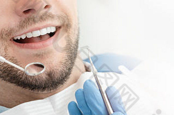 年轻的男人。牙医牙科护理采取护理牙齿图片复制空间背景