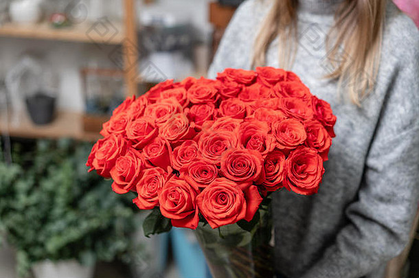 红色的玫瑰玻璃花瓶女人的手群朱红色红色的概念花店花商店壁纸