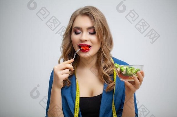 肖像年轻的美丽的女孩支持饮食