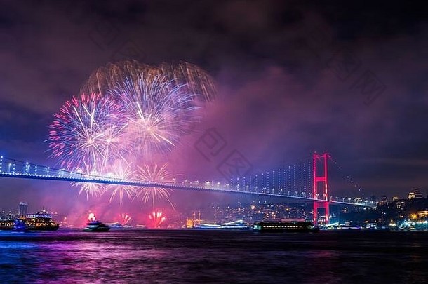 土耳其伊斯坦布尔。伊斯坦布尔周围的2020年新年庆祝活动。伊斯坦布尔博斯普鲁斯桥（7月15日烈士桥）的焰火表演。