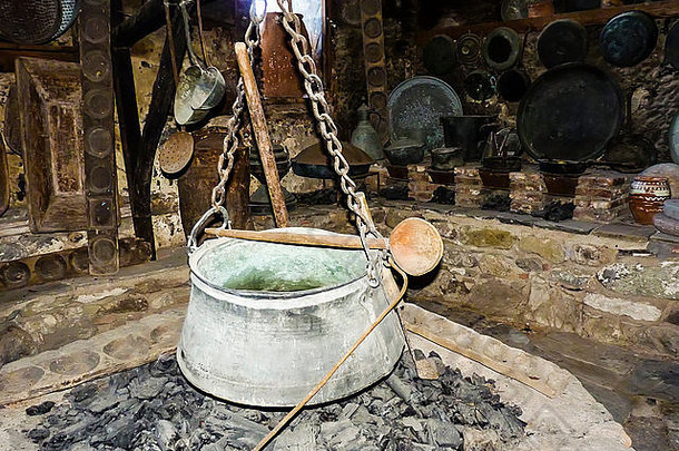 传统厨房里的旧铁锅和勺子