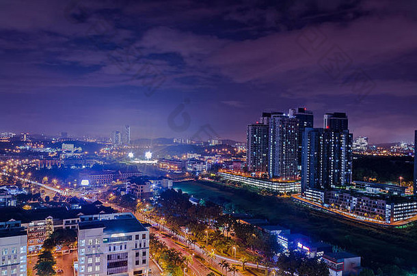 城市天际线之夜，照亮的街道，夜景，黄昏城市天空，马来西亚赛博贾亚俯视图。文本的空白位置，空间。