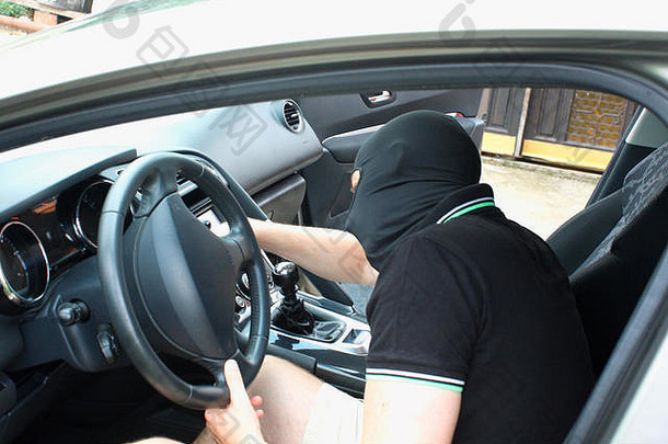 偷面具的汽车里的罪犯