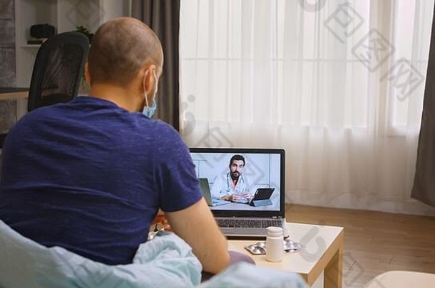 男子在冠状病毒检疫期间通过视频电话咨询医生。