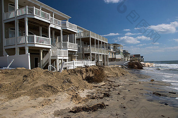 由于涨潮，北卡罗莱纳州海洋岛海滩（Ocean Isle Beach NC）的一段海洋已填海造地，第二街（Second Street）的一大部分已被填海