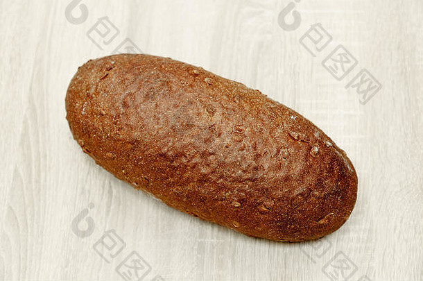 一个黑色烤面包，背景为浅色木质