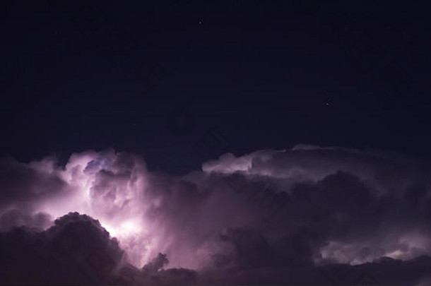 德克萨斯州沃思堡夜间云层中的闪电