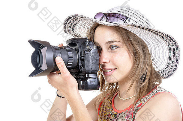 女孩用白色背景的数码相机拍照