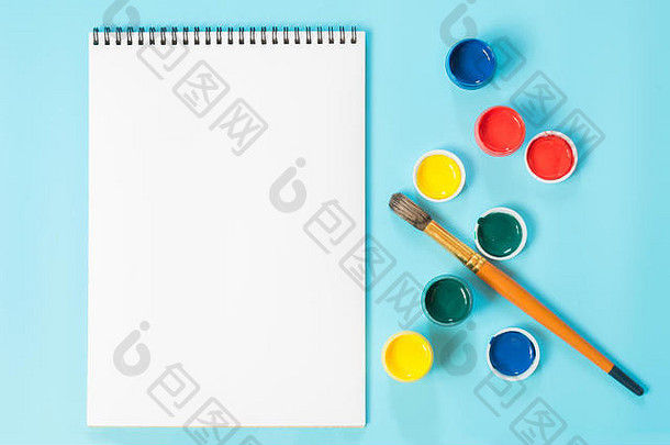 回到学校。色彩鲜艳的颜料、<strong>画册</strong>和画笔都涂上了深蓝色。空间。顶视图。