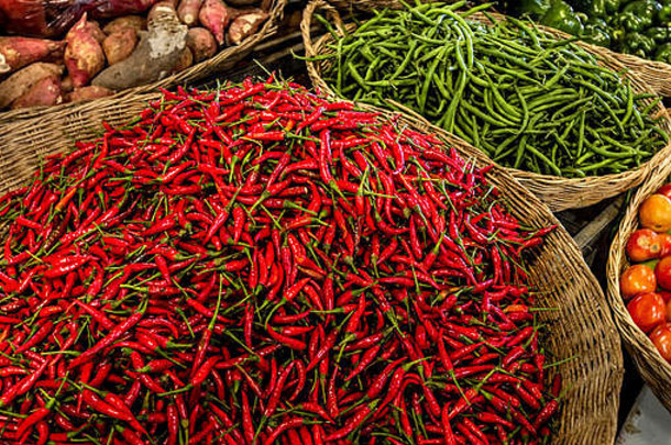 巨大的篮子红色的辣椒辣椒亚洲市场siem收获柬埔寨