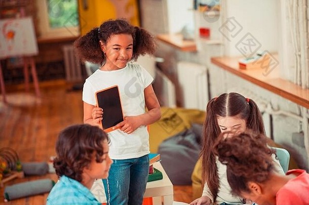 女孩显示视频平板电脑同学们