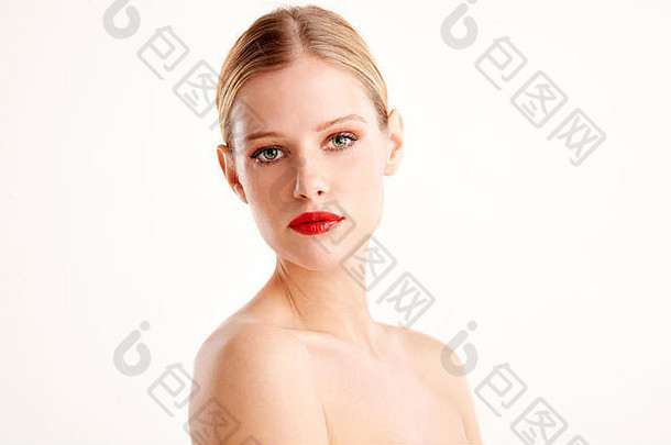特写镜头肖像美丽的年轻的女人红色的口红金发碧眼的头发相机摆姿势孤立的白色背景