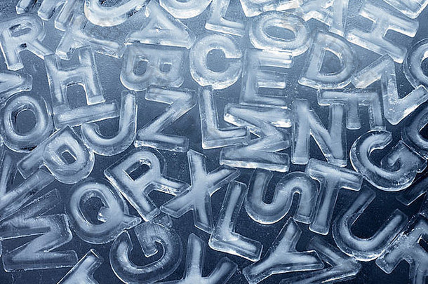 不同的字母由真正的冰制成。