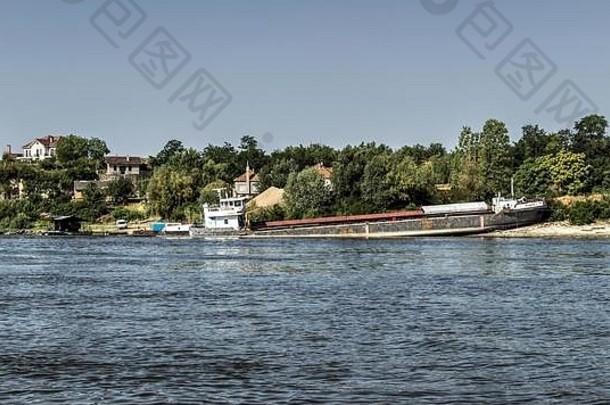 多瑙河塞尔维亚- - - - - -科萨瓦驳船被困海滩