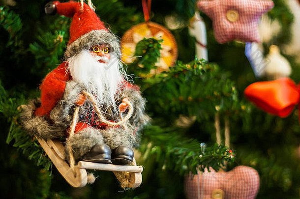 圣诞树上的雪橇玩具上的圣诞老人。