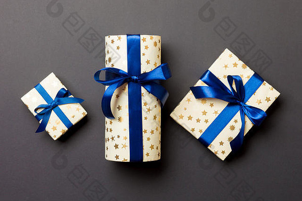 圣诞或新年礼物盒，黑色背景，蓝结，俯视图。