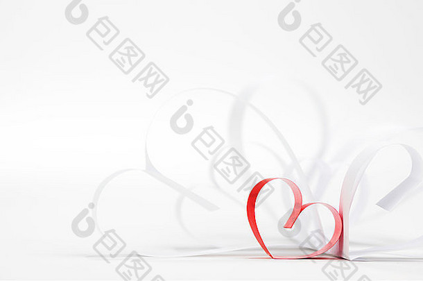 红白纸心形构图，情人节概念