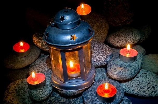 在石头上燃烧蜡烛的圣诞节主题