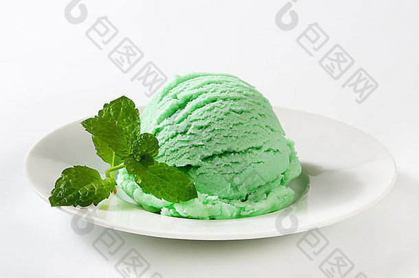 盘子里放一勺绿色冰淇淋