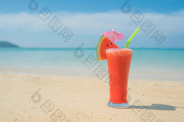 泰国普吉岛蓝色热带夏季海滩上的西瓜鸡尾酒。<strong>暑期</strong>、假期、<strong>旅游</strong>和假期概念。