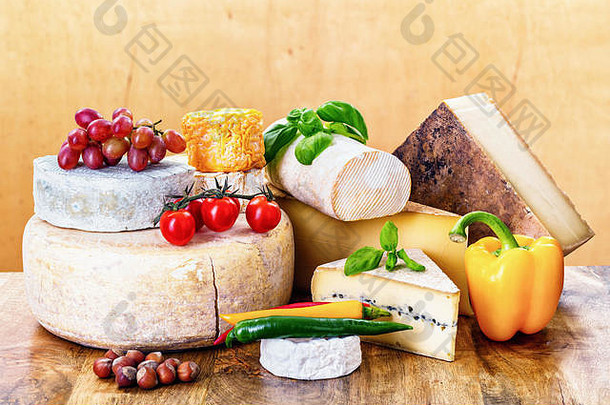 有罗勒、西红柿和辣椒的多种法国奶酪——奥索·伊拉蒂、兰格、托米·德·切夫尔、朗丁·德·布雷比斯、卡门贝尔、莫比尔、孔德、vi