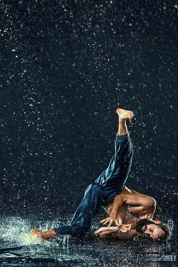 水中的男霹雳舞演员。
