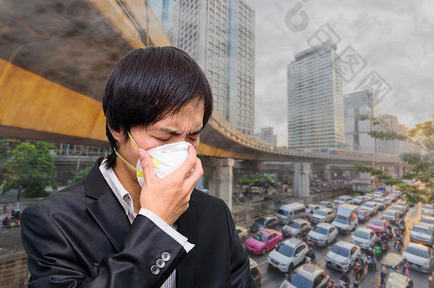 商务人员戴卫生口罩，背景为<strong>城市污染</strong>/戴卫生口罩保护PM2。5灰尘