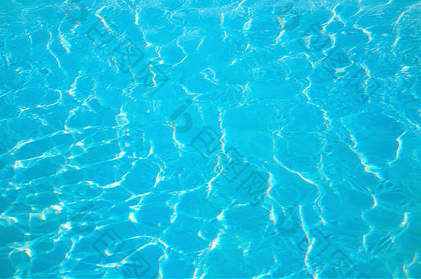 阳光在游泳池水面上的涟漪图案
