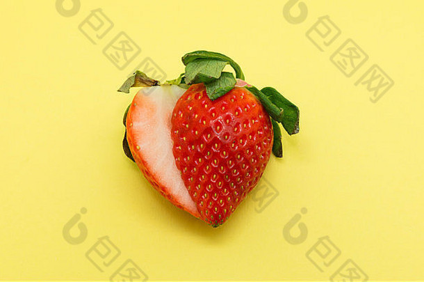 黄色背景上的红色草莓