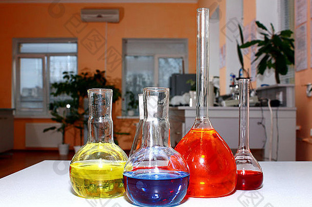 实验室用有色液体烧杯