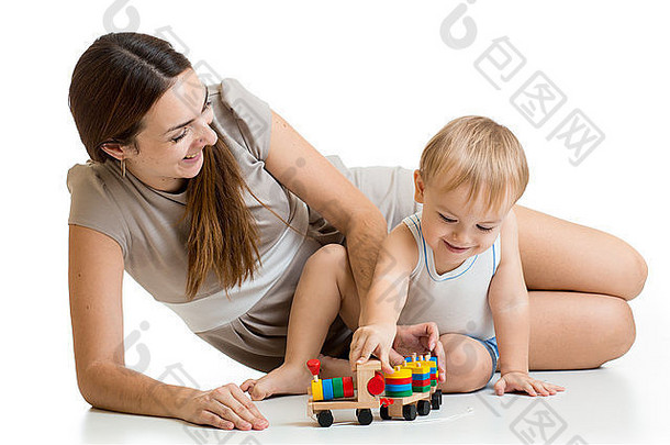 妈妈和小男孩在家玩积木玩具
